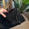 حقيبة مخمل لون اسود فاحم