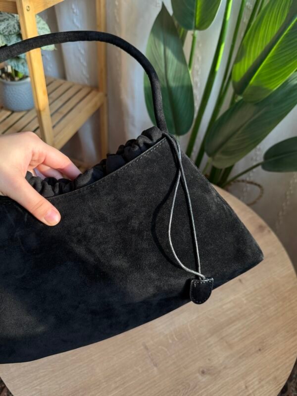 حقيبة مخمل لون اسود فاحم