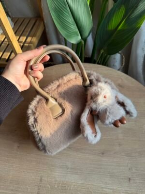 حقيبة فرو لون بيجي