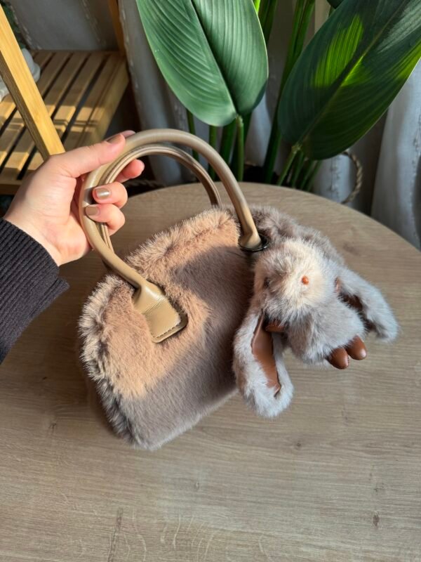 حقيبة فرو لون بيجي