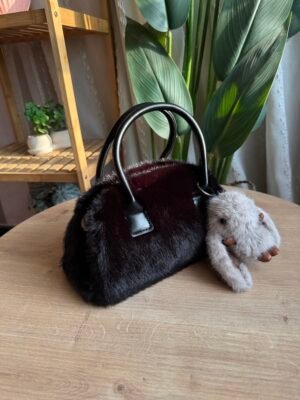 حقيبة فرو لون اسود