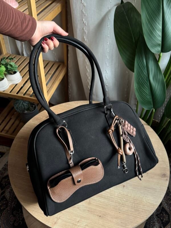 حقيبة مخمل لون اسود (مع المداليات)