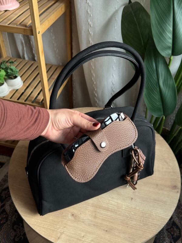 حقيبة مخمل لون اسود (مع المداليات)