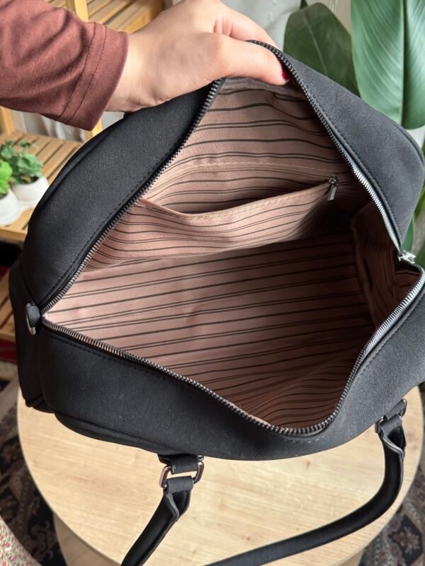 حقيبة مخمل لون اسود (مع المداليات)