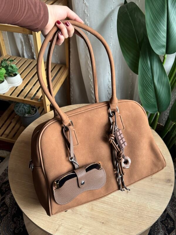 img_2190 حقيبه مخمل لون بني فاتح(مع المداليات)