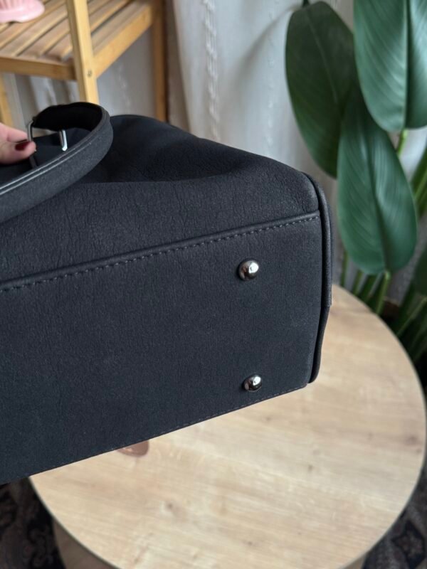 حقيبة مخمل لون اسود (مع المداليات)