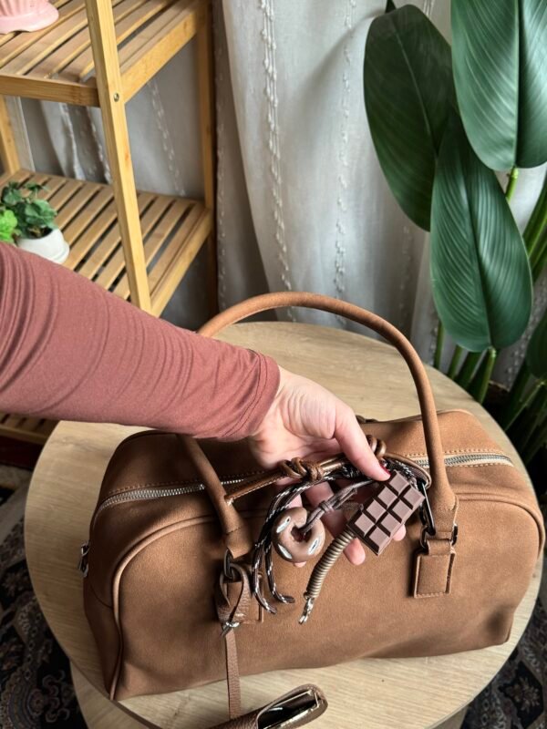 img_2199 حقيبه مخمل لون بني فاتح(مع المداليات)