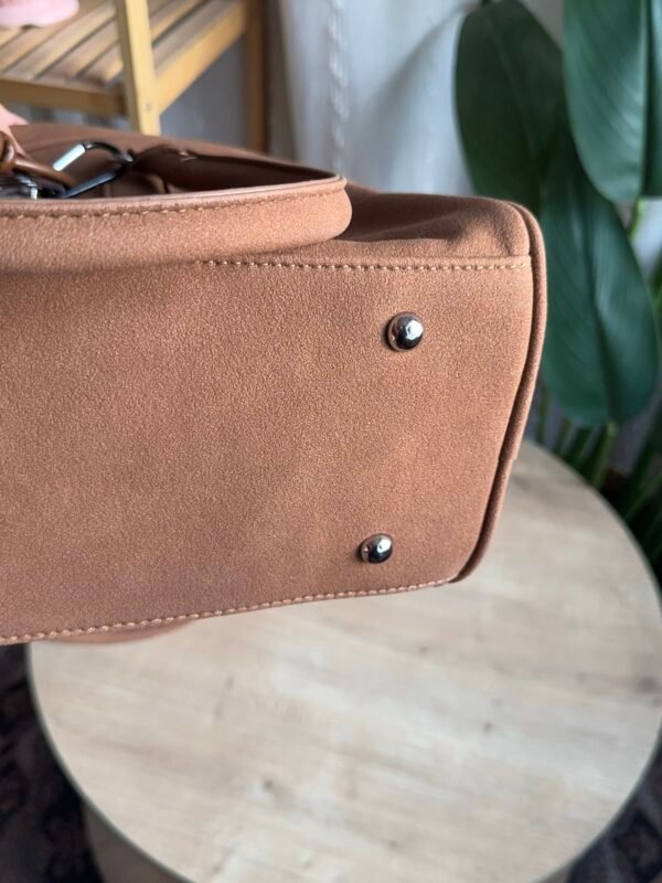 img_2229 حقيبه مخمل لون بني فاتح(مع المداليات)