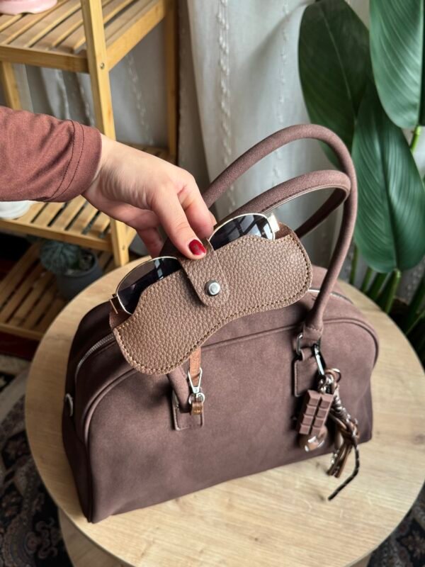 حقيبة مخمل لون بني ككوي(مع المداليات)