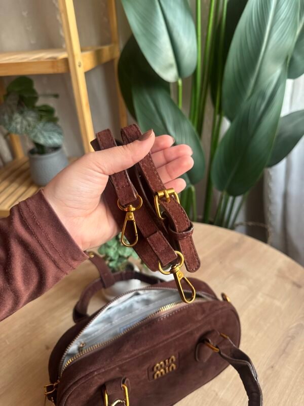 حقيبه مخمل لون بني (مع المداليه)