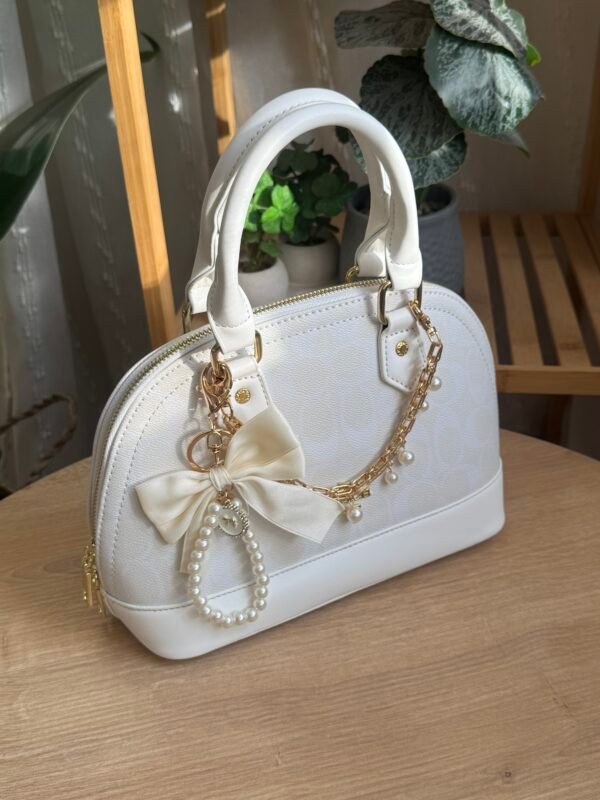 حقيبه لون ابيض