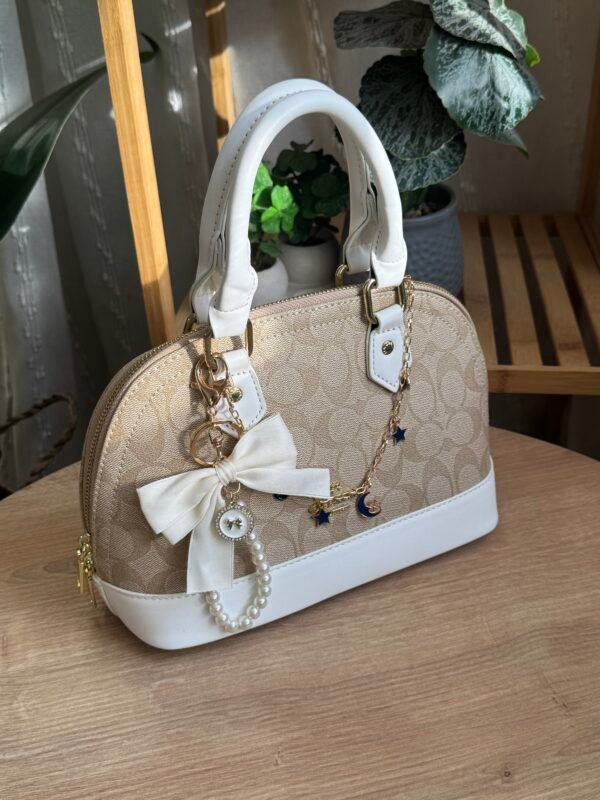 حقيبة coach لون بيجي