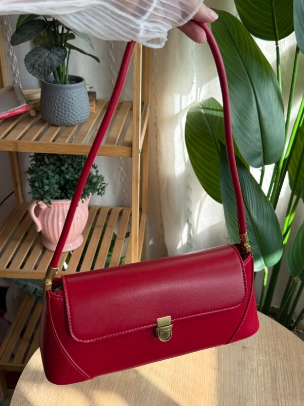 حقيبه لون احمر