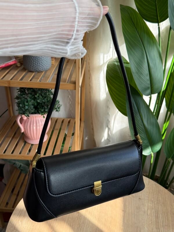 حقيبه لون اسود